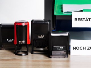 Benutzerdefinierter Firmenstempel auf Dokument im Büroalltag