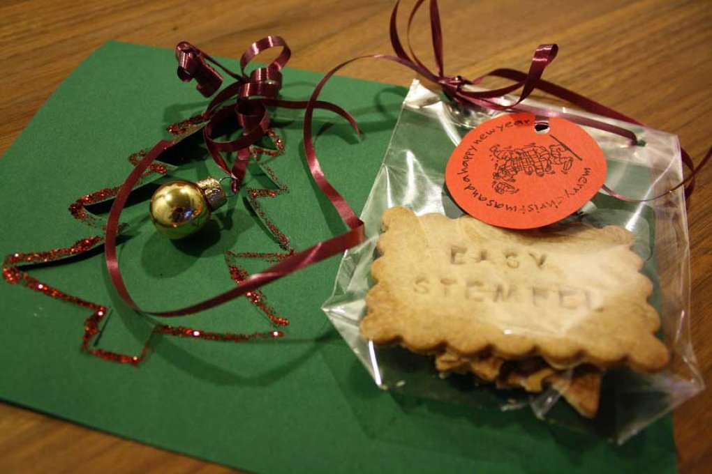 Weihnachtskarte und Kekse