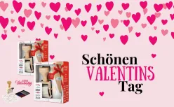 Zwei Geschenksets mit Holzstempel, umgeben von pinken Herzen auf rosa Hintergrund mit 'Schönen Valentinstag'-Text