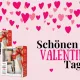 Zwei Geschenksets mit Holzstempel, umgeben von pinken Herzen auf rosa Hintergrund mit 'Schönen Valentinstag'-Text