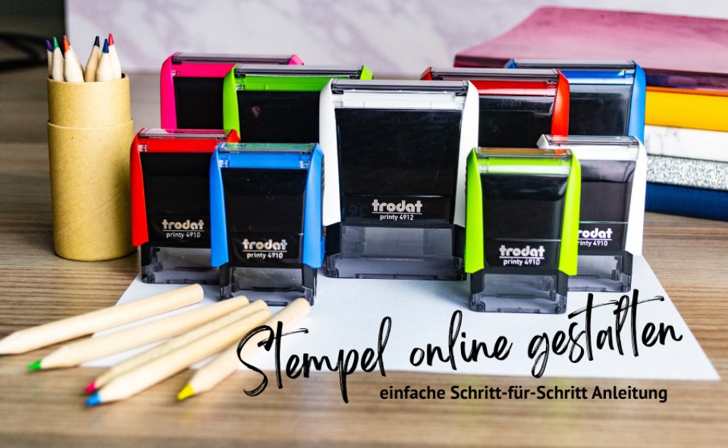 Bunte Trodat Stempel auf Schreibtisch mit Buntstiften und Text 'Stempel online gestalten - einfache Schritt-für-Schritt- Anleitung'