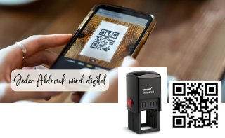 Person scannt mit dem Smartphone einen QR Code Stempel Daneben ein Stempelgerät Trodat Printy 4923 mit QR Code Abdruck