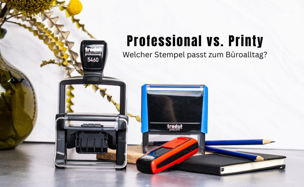 Trodat Professional und Trodat Printy Stempel auf einem Schreibtisch mit Notizbüchern und Stiften, darüber der Text „Professional vs. Printy
