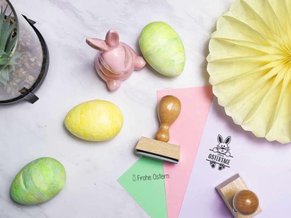 Kinder basteln zu Ostern 2025 mit Stempeln – kreative DIY-Ideen für Osterkarten und Geschenktüten