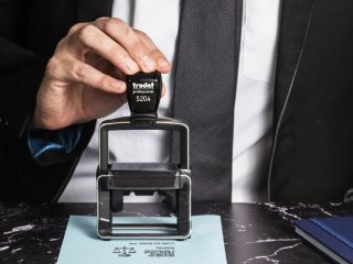 Trodat Professional 5204 Selbstfärbestempel für Anwälte auf einem Kanzleischreibtisch